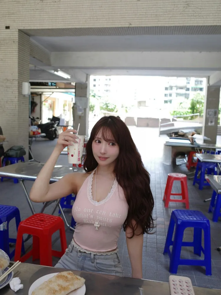 三上悠亚近日现踪台北,前往早餐店享用美食,火辣穿著引发网民热议。(图/翻摄自三上悠亚IG)
