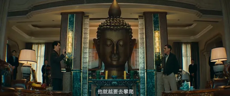 拿到钱后,面对梁家辉高高在上的说教:「我们不是一个层面的人」,朱一龙哑然失笑。(weibo@电影空枪)