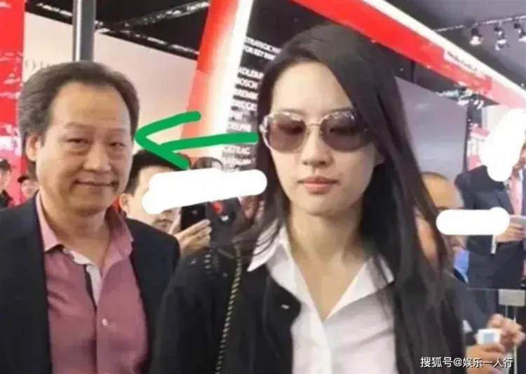 刘亦菲携爱犬登上《时尚芭莎》金九封面