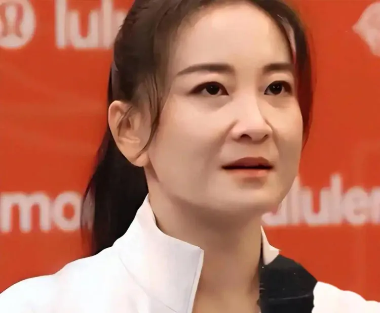 贾玲片场新造型引热议，演员形象变化再成焦点