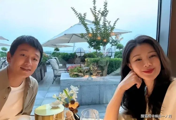 佟大为晒玫瑰庆祝与关悦结婚登记19周年，发文告白“永远爱你”