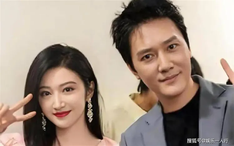 冯绍峰七夕带儿子出游引关注，离婚后与黄晓明同样专注陪伴孩子