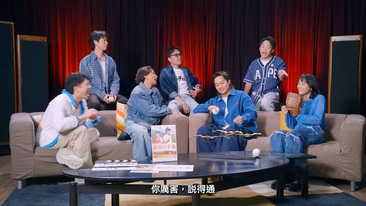 电影《点五步》十周年,导演陈志发(正中)率先一众演员,包括左起柯炜林、林家熙、林耀声、胡子彤、岑珈其及谈善言,进行访问。而几位十年过去,现今在影坛都是独当一面。(影片截图)