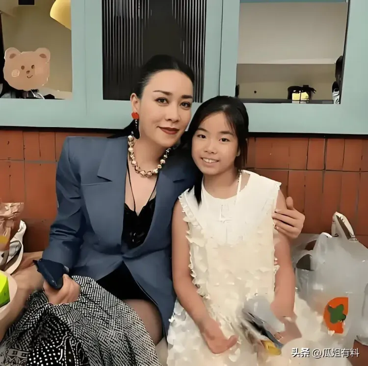那英演唱会现场落泪！金发亮眼女儿现身台下，长相神似妈妈。