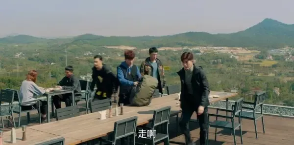 东八区的先生们第23集剧照