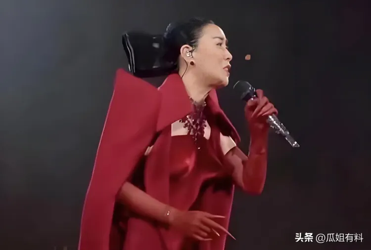 门票火速售罄，包厢阵容堪比春晚，那英演唱会礼服被网友吐槽。