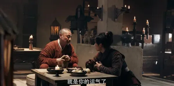 将夜 第1集：宁缺戈壁荒滩砍马贼终凯旋 逃亡公主渭城求才欲越岷山剧照