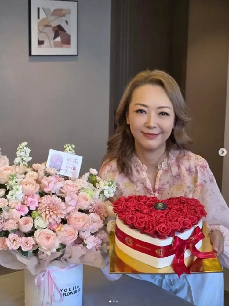香港知名女星豪宅庆生，抱猫晒玫瑰蛋糕，北上多年成圈中隐形富婆