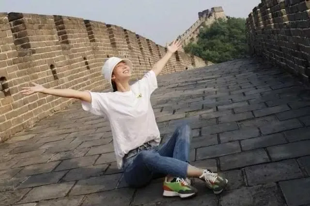 “李沁”爬长城也穿得这么时髦！白T恤+牛仔裤，拼色运动鞋真洋气