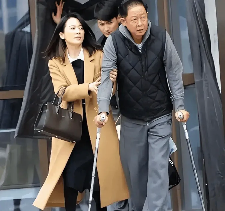 王志文近况引热议：与妻子陈坚红同框，状态反差受关注