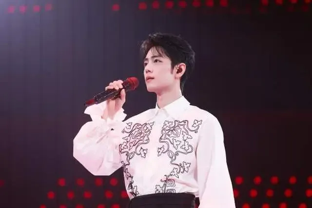 仪式感拉满！肖战去谁的演唱会就穿谁的官方周边衣服