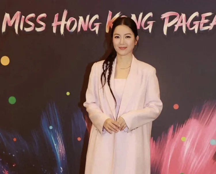 香港知名女星离婚后复出，任港姐评委，直言选手真人和照片有差距