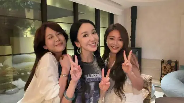 《爱情公寓》再掀回忆杀：李佳航错过李金铭娄艺潇邓家佳聚会