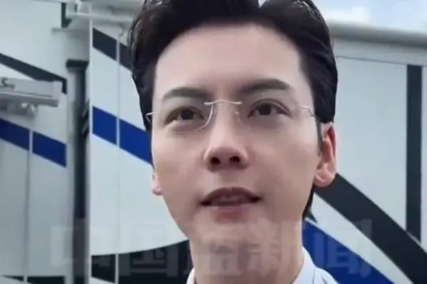 陈伟霆透露也会困扰怎么让借钱的朋友还钱，“开口要钱伤感情，不开口永远不还钱”
