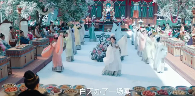 傅家为给家族嫡女傅庭芸铺路,不惜向盐商借来数万斤细盐铺地,摆出「撒盐成雪」浩大排场。(《花开锦绣》电视剧截图)