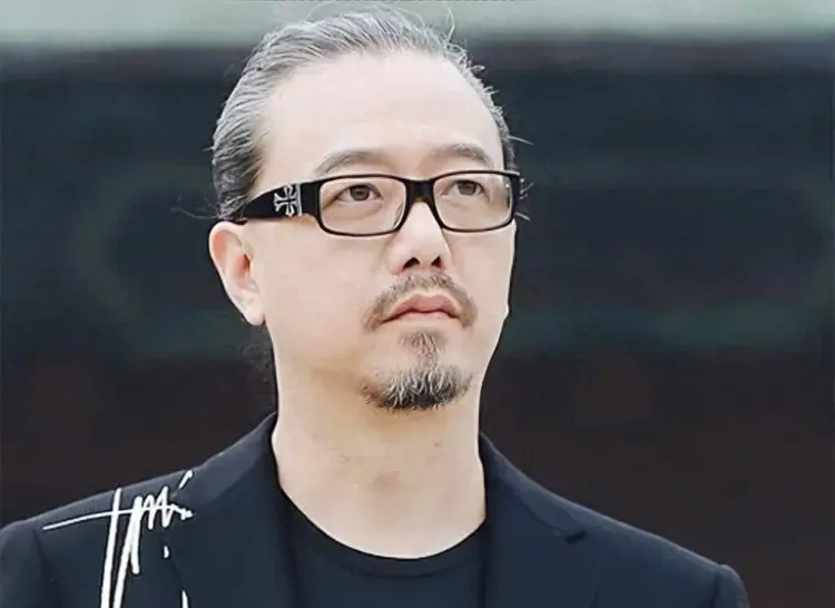 突发！60岁香港知名演员宣布离婚，经历三次求婚才抱得美人归