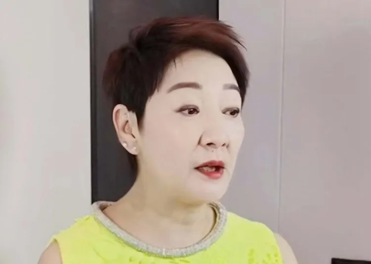 香港女星雪梨自曝曾因酗酒病危，接受心脏手术后停酒