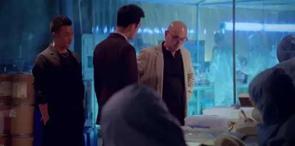 真爱的谎言之破冰者 第31集:黄队仓皇出逃 坤叔把生意交付靳远剧照