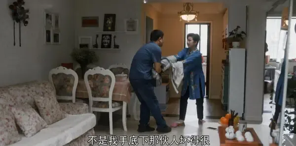 装台 第1集：顺子自嘲拾回个媳妇儿 领队逃跑装台工要讨薪剧照