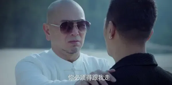 真爱的谎言之破冰者 第14集:逗逗收到匿名短信 坤叔命靳远交易毒品剧照