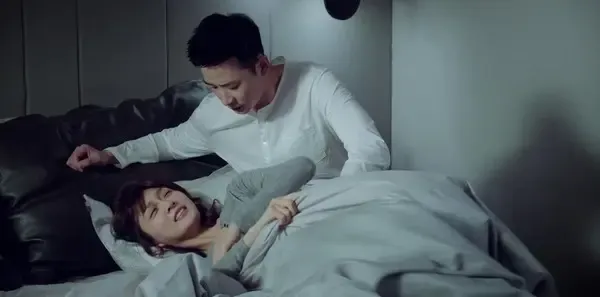 真爱的谎言之破冰者 第14集:逗逗收到匿名短信 坤叔命靳远交易毒品剧照